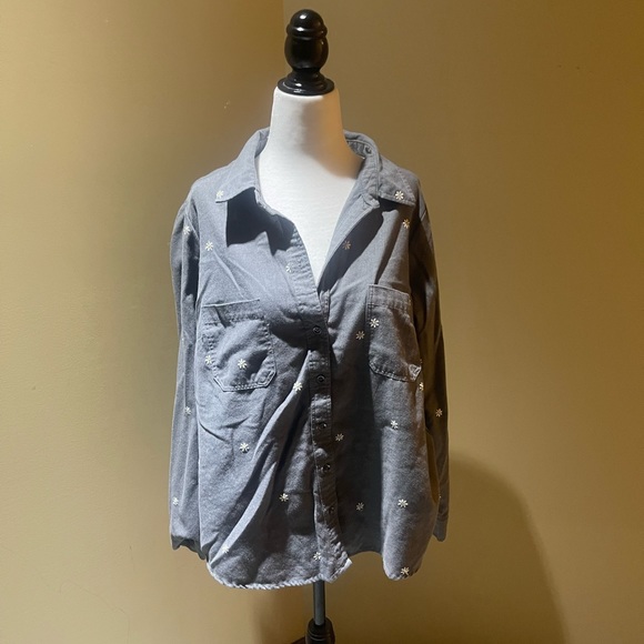 Torrid daisy button down shirt - Picture 4 of 15